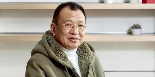 “快乐兄弟”许绍雄:他47年来从未当过男主人，但现在71岁的他却被曝出丑闻。
(图40)
