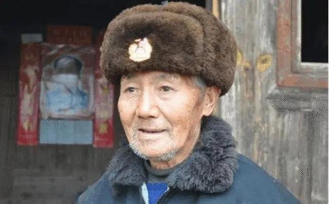 毛主席警卫员隐居深山54年，给女儿看病无意“泄密”，惊动县领导