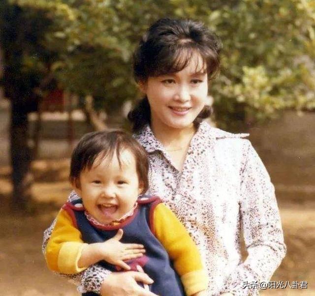 77岁李谷一第20次上春晚，背后的故事是沧桑，母女不亲、师生不和