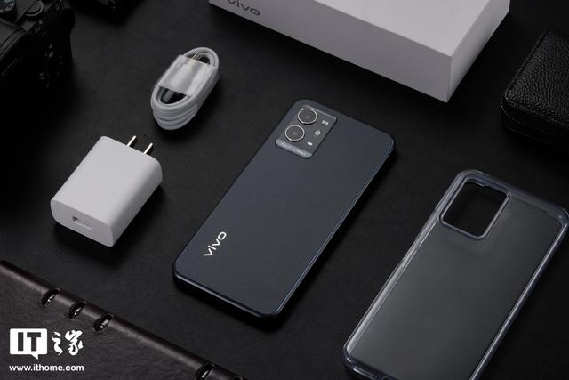 「IT之家开箱」vivo Y33s 5G 手机图赏：清蓝微光，经典深邃