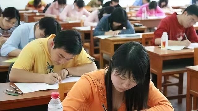 高校凌晨发录取通知，超3小时不回作废，“骚操作”令人浮想联翩