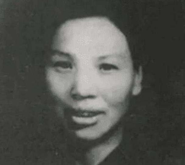 2008年，邵华逝世，毛新宇透露母亲遗愿：想和父亲陪伴在奶奶身边