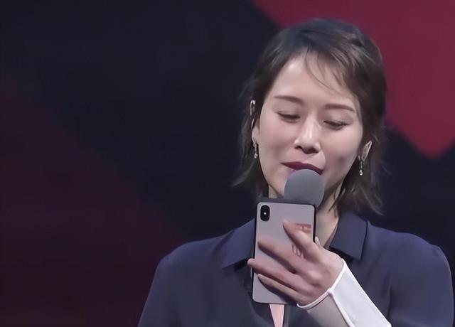 45岁海清戏外美满，嫁高中初恋相爱超20年，14岁儿子是高颜值学霸