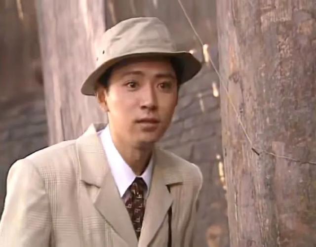 "尔豪"变硬汉,老婆是母亲学生演过《知否》!最红时甘愿为妻子隐退