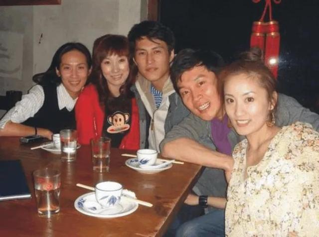 隋俊波：父亲禁止她恋爱，错过靳东保剑锋后被催婚，如今怎样了？