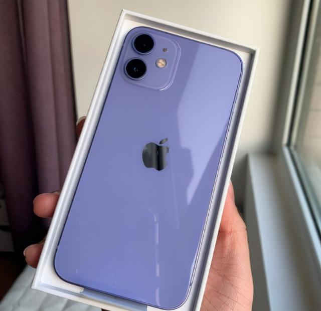 20212021年,iphone 13发布,后盖依旧是玻璃.