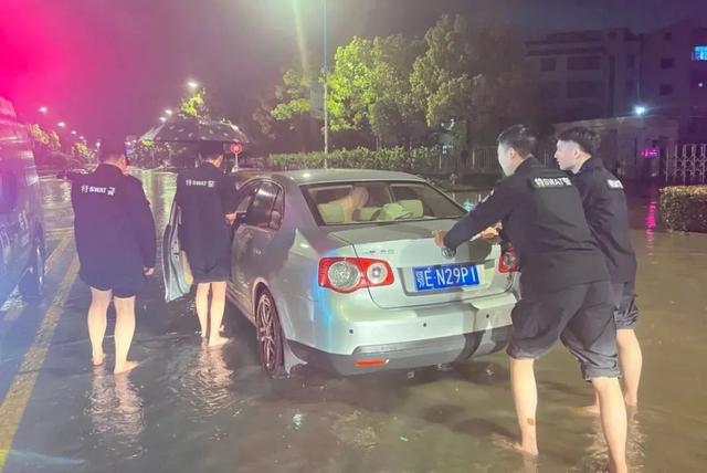 一场暴雨侵袭当阳，他们在暴雨中各种背、各种推、各种抬、各种扶、各种守……
