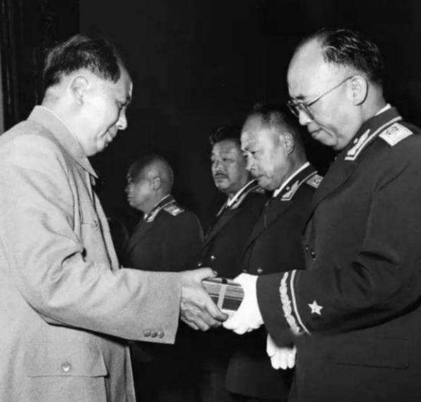 粟裕大将为什么没评上元帅？5条铁一样的标准，有2条他没有达到