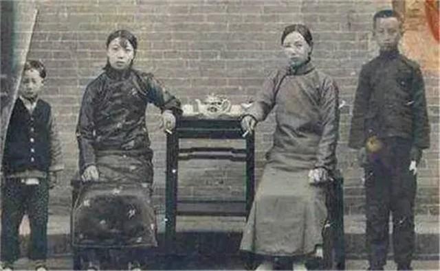 刘文彩最后的日子，房檐飞来几只乌鸦，下人驱赶却被他阻止：罢了