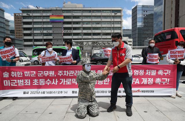 驻韩美军酒驾肇事暴打民众，警察不敢管，韩国人：把我们当殖民地