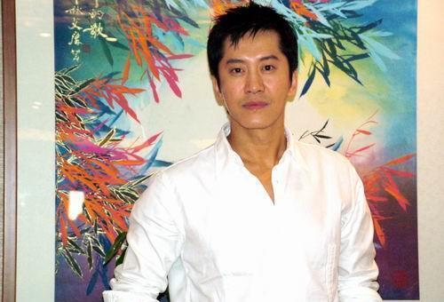 52岁毛宁商演捞金，搂富婆深情对唱，互动卖力被质疑整容