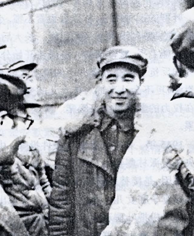 49年林彪得知汪静宜苦等他22年后，托秘书送去一张照片：再寻良配