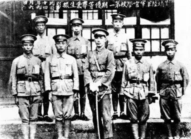 1956年陈赓带一少年来到中南海，碰见周恩来，陈赓：你看他像谁？