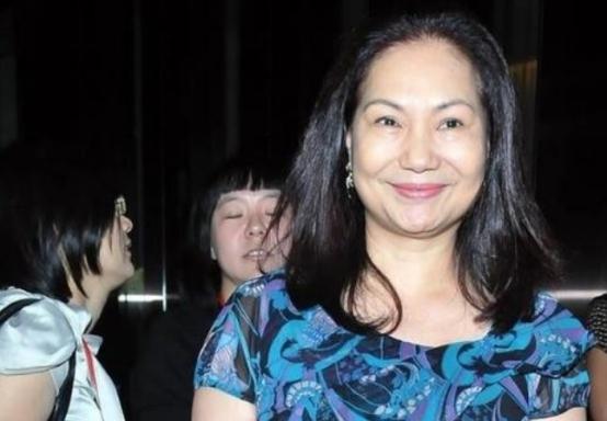 大S妈妈：丈夫不忠婆婆刁难，独自养育仨女儿，今女儿是我的骄傲
