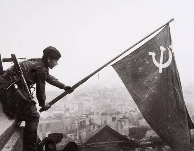 历史的老照片，“胜利旗帜插上国会大厦”，这张照片是谁拍的？