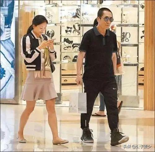 72岁张艺谋身体状况令人担忧！拆盲盒双手颤抖，脸颊消瘦两鬓斑白