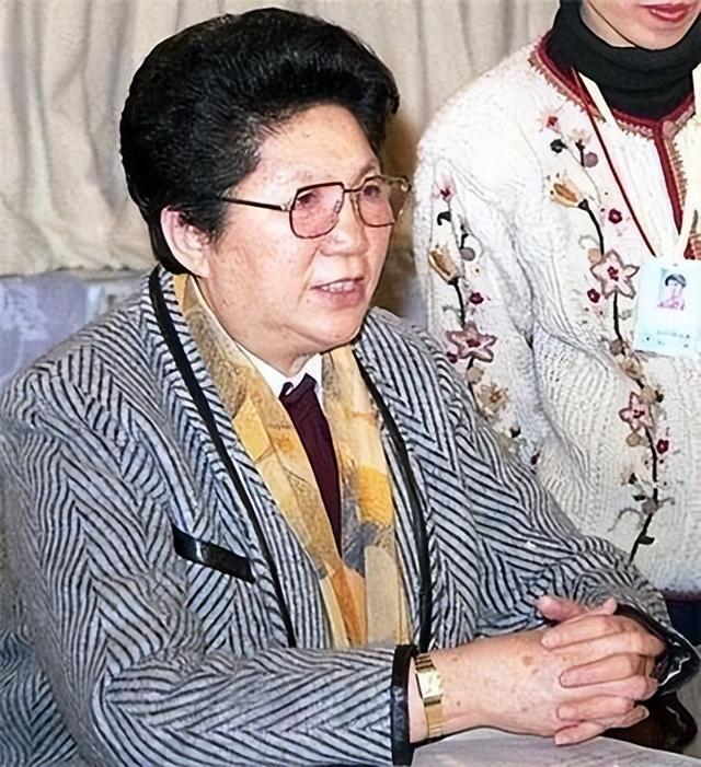 陈慕华：国军少将之女，成为中国第二位女副总理，却也有遗憾