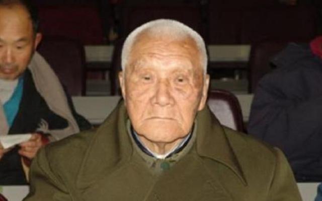 1941年毛主席遇刺，刺客将木棒狠狠抡向主席后脑，蒋泽民挥臂挡住