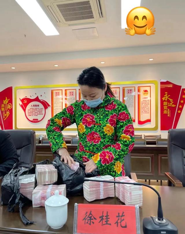 草帽姐为家乡再捐120万！抱10沓百元大钞显豪气，物资摆满一条街