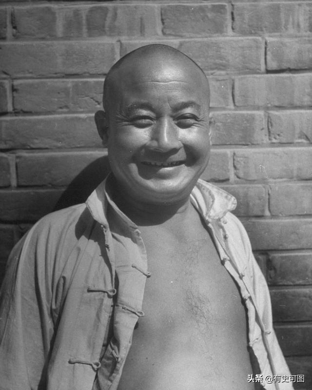 1946年的紫禁城外停滿了汽車，太和殿上放著袁世凱的西洋寶座