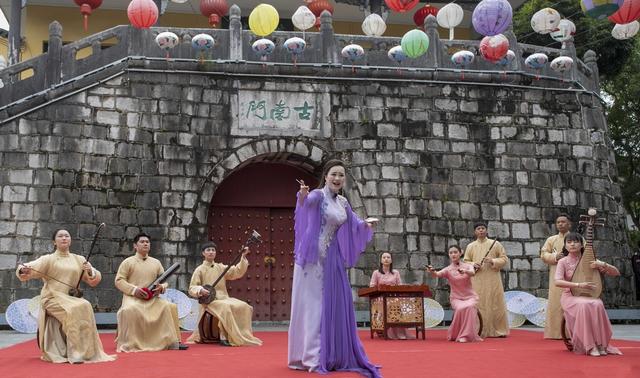 桂林：桂剧、彩调经典片段在古南门实景展演
