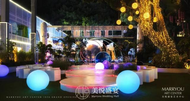 广州婚礼现场布置(婚礼堂发布：双户外+双主题宴会厅！广州美悦盛宴婚礼会馆)(图15)