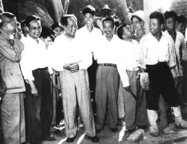 55年浙江一农民朝毛主席专列扔石头，被捕后，该如何处置？