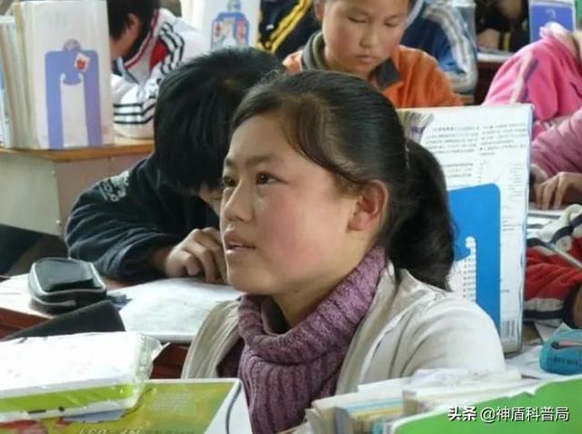 河南无腿女孩王娟：6岁失去双腿，靠单手走进大学，如今怎么样了