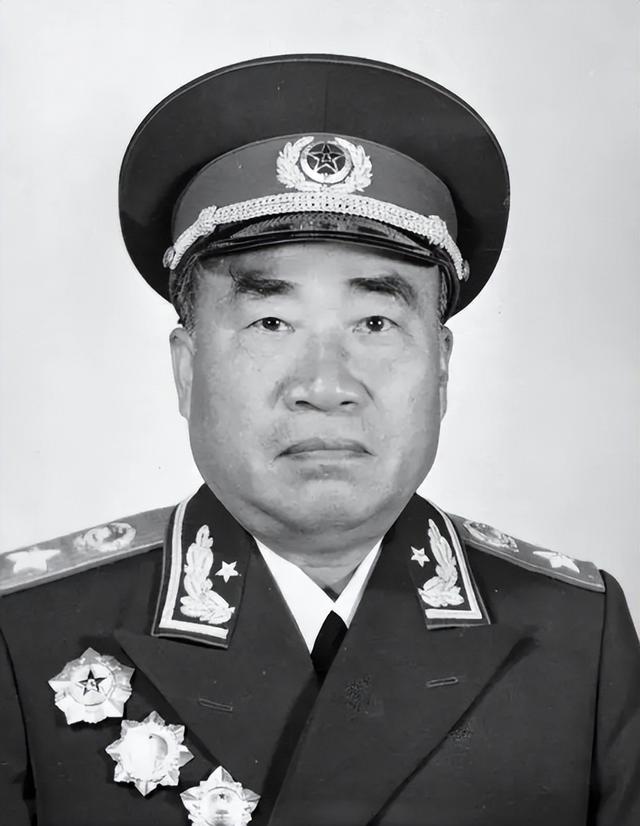 1988年邓公决定恢复军衔制，却下令：取消元帅和大将军衔！为啥？
