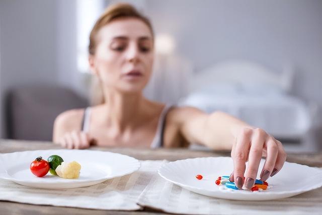 得了胃病，忌口是铁律！提醒：少碰这些食物，别让胃白养了