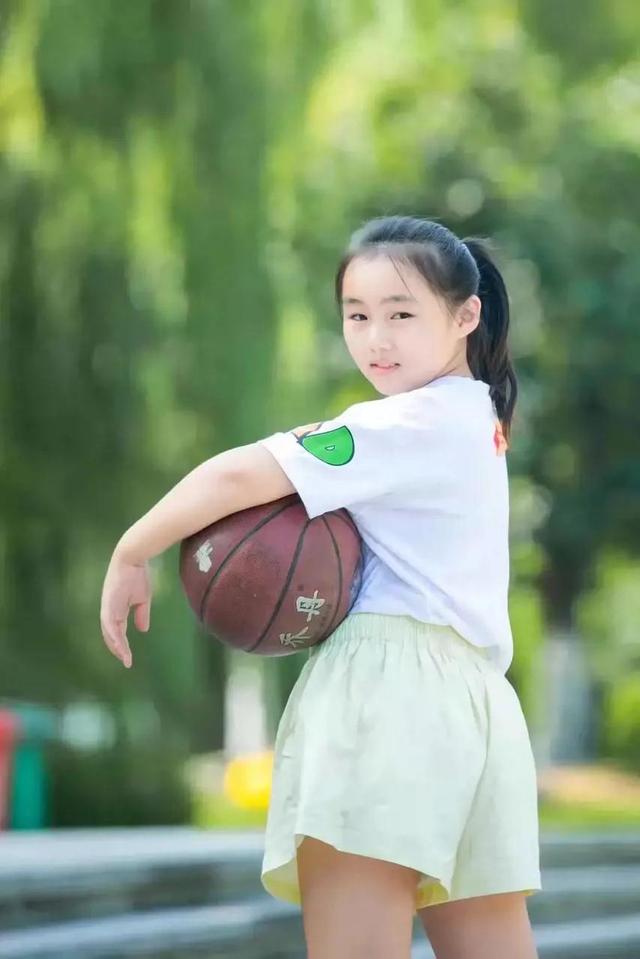 老人与正在跳舞的老伙伴们向孩子们慢慢道来那段光辉岁月,由:孔梓奕