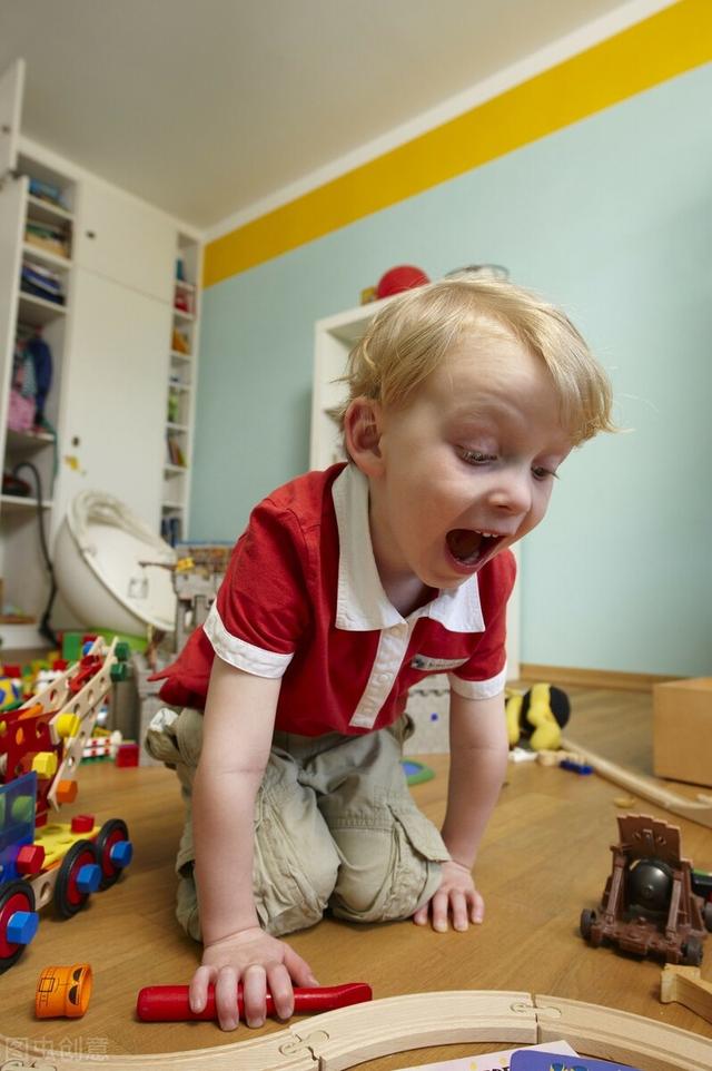 幼儿园的老师，把女孩的衣服穿在男孩穿上，对此您怎样看？