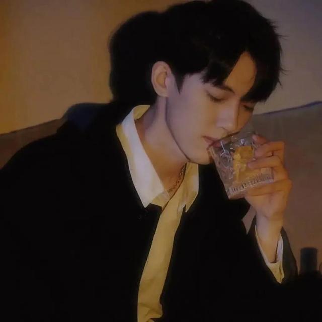 [微信智多星多少钱]，微信男生名字帅气冷酷