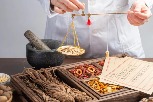 急慢性荨麻疹病因复杂，中医药化解红色风团、皮肤划痕、风疙瘩