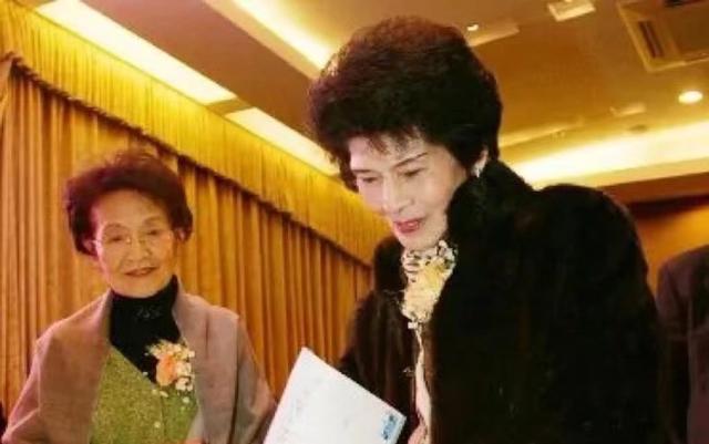 陈洁如嫁大19岁蒋中正，被骗连夜赴美，晚年写书揭露蒋宋联姻真相