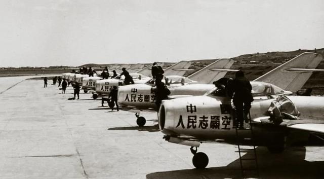 长津湖战役后，斯大林终于下定决心，派遣10个航空师入朝作战