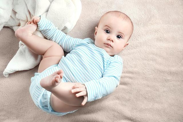 宝宝越早学会翻身、独坐、爬行是聪明的表现吗？其实跟智商无关系