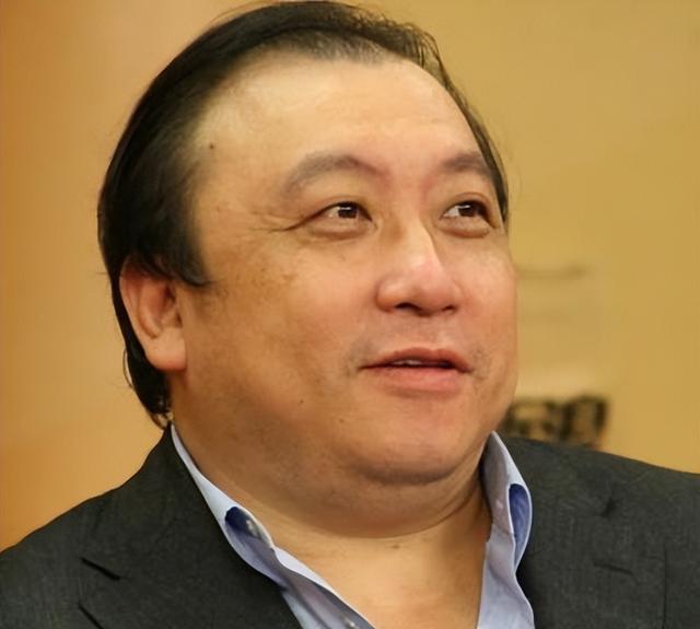 67岁王晶全家福曝光！被妻子挽着手臂出行，俩女儿美貌出众