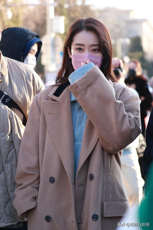 央视春晚4大联排私服秀 黑白格最受明星青睐 新年战袍绿色最火 天天要闻