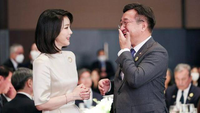 金建希：韩国新总统的美貌夫人，颜值即正义，丈夫政敌也为她痴笑