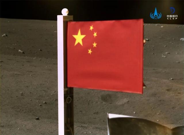 月球上升起五星红旗，让美国登月再遭质疑，为何美国国旗在飘扬？