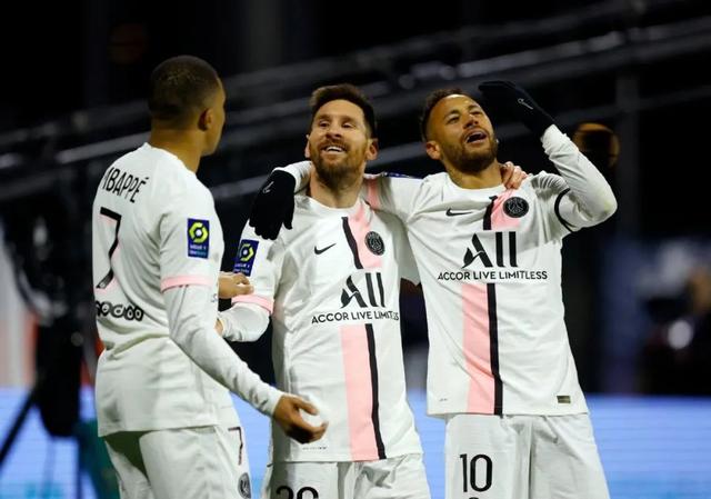 疯狂的6-1！梅西助攻帽子戏法！内马尔轰3球，姆巴佩戴帽创纪录