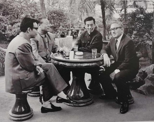 尼克松扬言，美国原子弹能摧毁地球十几次，周总理的回答让其语塞