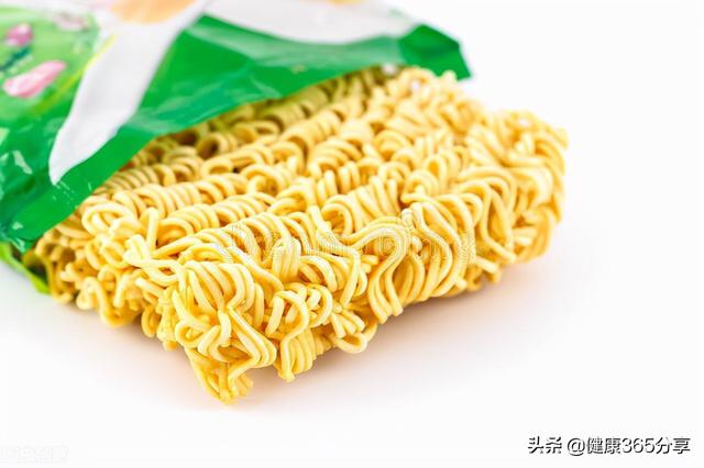 1包方便面都是防腐剂，永远不要吃，医生提醒：垃圾食品还有这5种