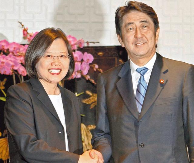 蔡英文与安倍通话，岛内改变风向，不信美却信日本会出兵“保台”