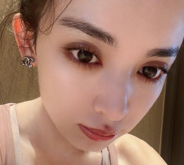 古力娜扎妆容变化(古力娜扎粉色吊带短裙)-天晟网