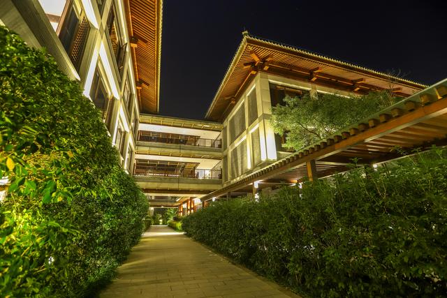 廣東旅行，發現一座禅修酒店，造型像古代宮殿，建築大有來頭