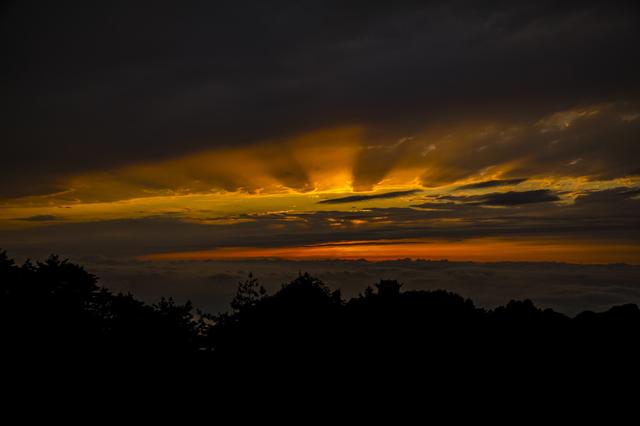 落日晚霞云海，是黄山旅行可遇不可求的美景，如梦似幻的人间仙境