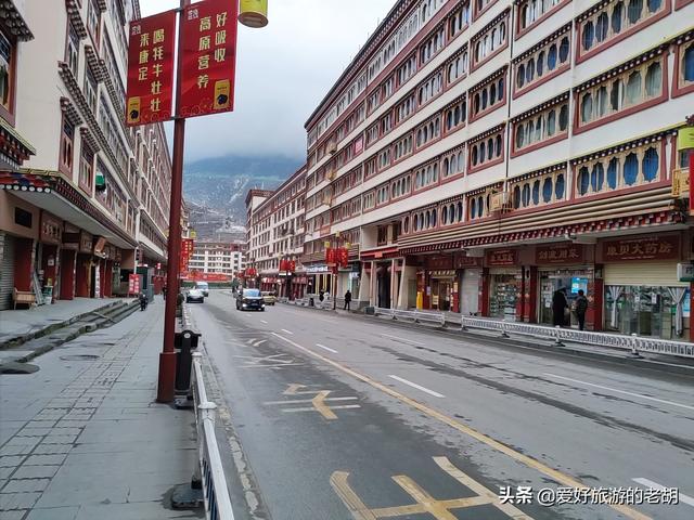 僅有12萬人的城市，城市面積狹小，酒店賓館卻多達100家