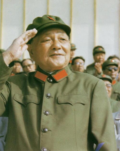80年记者问邓小平：天安门毛主席像是否永远保留？邓小平如何作答